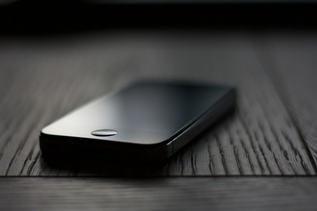 Smartphone illustration for checking a du SIM mobile number